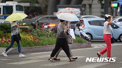 【서울=뉴시스】고승민 기자 = 폭염주의보 해제 뒤 중부지방에 비가 내린 25일 오후 서울 중구 을지로 인근 거리에서 우산을 쓴 시민이 황급히 발걸음을 재촉하고 있다. 2016.08.25.  kkssmm99@newsis.com