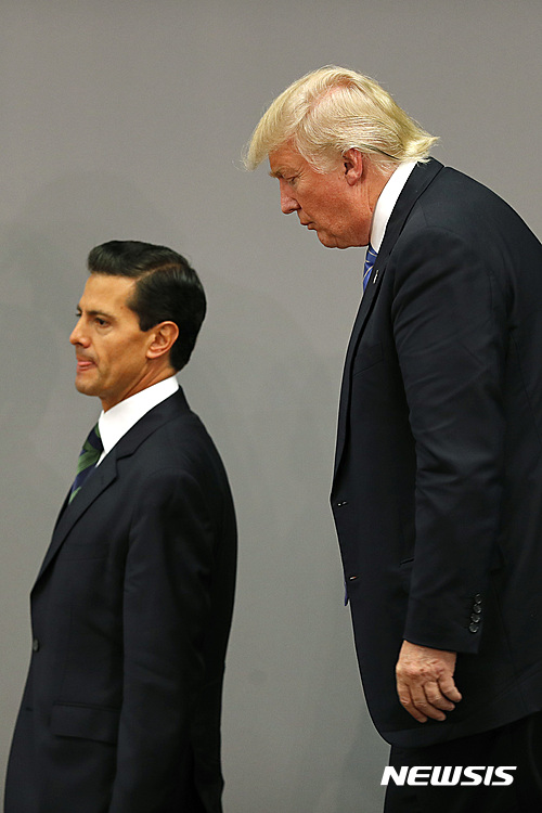 【멕시코시티=AP/뉴시스】미국 공화당 대선 후보 도널드 트럼프(오른쪽)와 엔리케 페냐 니에토 멕시코 대통령이 31일(현지시간) 멕시코시티에서 공동 기자회견을 한 뒤 퇴장하고 있다. 2016.8.31.