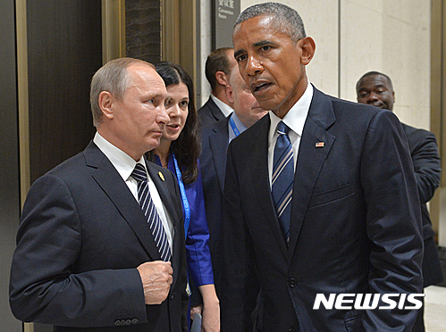 【항저우=AP/뉴시스】버락 오바마 미국 대통령(오른쪽)과 블라디미르 푸틴 러시아 대통령이 5일 중국 항저우에서 만나 대화하고 있다. 2016.09.05 