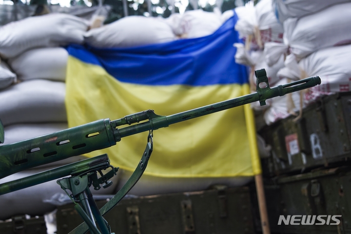 [마린카(우크라이나)=AP/뉴시스] 지난 2016년 8월25일 도네츠크주 마린카 지역의 진지에서 우크라이나 국기 앞에 저격용 소총이 놓여있다. 2022.03.04 