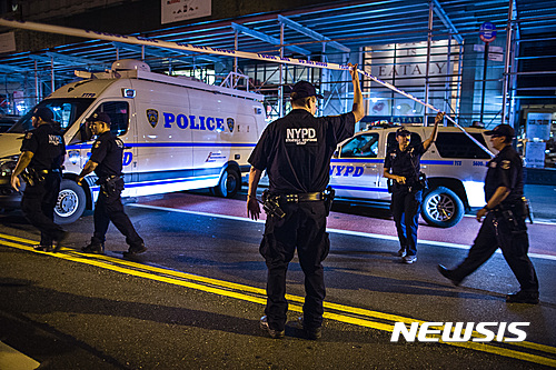 【 뉴욕=AP/뉴시스】미국 뉴욕 맨해튼 첼시 지역에서 17일(현지시간)폭발 사건이 발생한 후 경찰들이 도로를 차단하고 있다. 2016.09.18 