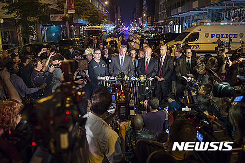 【 뉴욕=AP/뉴시스】빌 드 블라지오 미국 뉴욕시장(가운데 왼쪽 두번째)이 17일(현지시간) 맨해튼 첼시 지역에서 일어난 폭발사건과 관련한 긴급 기자회견을 하고 있다. 2016.09.18