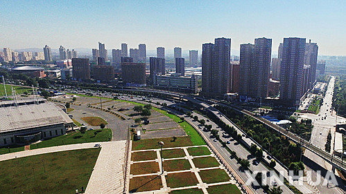 【창춘=신화/뉴시스】중국 국가통계국은 19일 8월 신축주택 가격이 상승한 도시가 64곳으로 전월보다 13곳이나 크게 늘어난 것으로 나타났다고 발표했다. 사진은 지린성 창춘의 고층빌딩들 모습.2016.09.19 