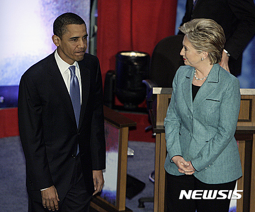 【필라델피아=AP/뉴시스】미국 민주당 대선 후보 힐러리 클린턴(오른쪽)이 2008년 대선 주자로 출마한 같은 해 4월 16일 민주당 경선 토론회에서 당시 경쟁자이던 버락 오바마 대통령과 인사하고 있다. 2016.9.26. 