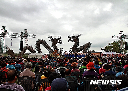 【김제=뉴시스】고석중 기자 = 문화체육관광부 지정 대한민국 최초 5년 연속 대표축제인 '제19회 김제지평선축제'가 오는 20일부터 닷새간 벽골제 일원에서 열린다. 사진은 벽골제 쌍룡마당에서 '제18회 김제지평선축제의 개막식 행사가 진행되는 장면, (사진=뉴시스 DB)