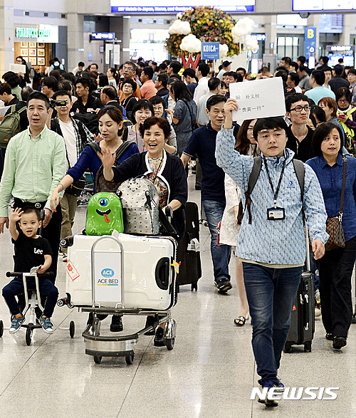 【인천공항=뉴시스】홍찬선 기자 = 중국 국경절 연휴(10월1일~7일)를 하루 앞둔 2016년 9월 30일 오후 한국을 찾은 중국 관광객들이 인천공항을 나서고 있다. 자료사진