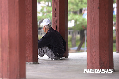 [서울=뉴시스]최동준 기자 = 서울 종로구 탑골공원에서 한 어르신이 시간을 보내고 있다. 2024.09.10. photocdj@newsis.com