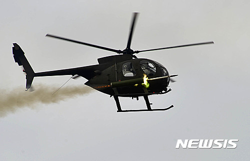 【서울=뉴시스】500MD 헬기가 전진 사격을 하고 있다. (뉴시스DB)