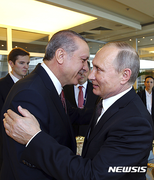 【이스탄불=AP/뉴시스】레제프 타이이프 에르도안 터키 대통령(왼쪽)과 블라디미르 푸틴 러시아 대통령이 10일(현지시간) 터키 이스탄불에서 열린 세계에너지총회에 참석해 다정하게 포옹하고 있다. 2016.10.11 