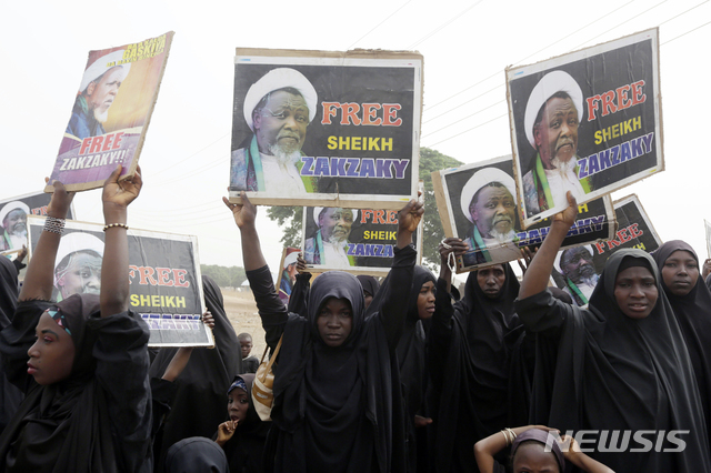 [나이지리아=AP/뉴시스]지난 2016년 4월1일 나이지리아 시아파 이슬람교도들이 지도자 이브라힘 자크자키의 석방을 요구하는 시위를 벌이고 있다. 2021.07.29.photo@newsis.com