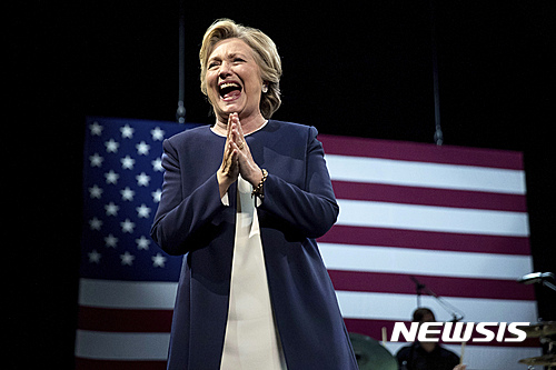 【샌프란시스코=AP/뉴시스】힐러리 클린턴 미국 민주당 대통령 후보가 13일(현지시간) 미국 샌프란시스코 시민회관에서 열린 모금 행사에서 활짝 웃으며 박수를 치고 있다. 2016.10.13