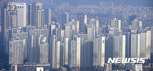 【서울=뉴시스】이영환 기자 = 19일 부동산 114가 조사한 아파트 시세에 따르면 지난 14일 기준 서울의 가구당 평균 아파트 가격이 6억647만원으로 나타났다.   강남 3구의 평균 시세는 10억 8600여만원으로 부동산 가격 폭등에 따른 거품이 일었던 2006년 당시 최고 가격인 10억 4000만원을 넘어섰다.   사진은 19일 오후 서울 강남구 트레이드타워에서 바라본 아파트의 모습. 2016.10.19.   20hwan@newsis.com