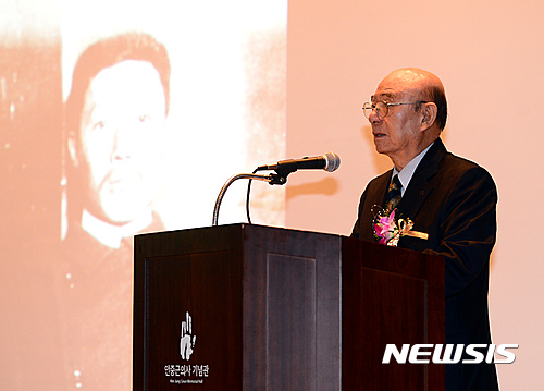 [서울=뉴시스]임태훈 기자 =노태우 정부에서 내무부(현 행정안전부) 장관을 역임한 안응모씨가 14일 서울 옥수동 자택에서 노환으로 별세했다. 향년 93세. 사진은 지난 2016년 '안중근 의사 의거' 107주년 기념식에서 추모 발언 중인 안씨의 모습. 2024.08.14.