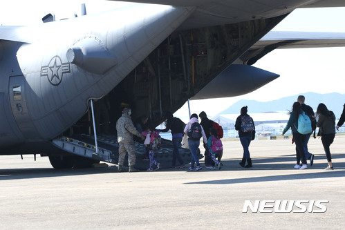 【서울=뉴시스】지난 2016년 미8군이 유사시 한국에 거주하는 미국 민간인 대피훈련인 '커레이저스 채널'을 실시하는 모습. 미군 가족들이 C-130 수송기에 탑승하고 있다. 2016.11.07. (사진=미8군 홈페이지) photo@newsis.com