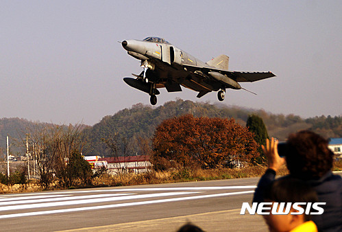 【영주=뉴시스】김진호 기자 = 경북 영주시 비상활주로가 국가 주도 훈련용 비행인프라 구축사업에 선정됐다. 사진은 '항공기 비상 이·착륙 훈련'에서 F-4 전투기가 비상 착륙하는 모습. <뉴시스DB>