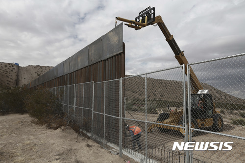 【아나프라=AP/뉴시스】미국 뉴멕시코 선랜드파크 쪽에서 10일(현지사진) 국경 철조망을 강화하는 공사가 진행되고 있다. 철조망 맞은편은 멕시코의 아나프라이다.  도널드 트럼프 대통령 당선인은 미국 국경장벽의 확대 건설과 멕시코 불법이민자 추방을 공약으로 내걸었다. 2016.11.11 