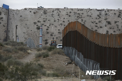 【선랜드파크=AP/뉴시스】미국 뉴멕시코 선랜드파크 쪽에서 10일(현지사진) 국경 철조망을 강화하는 공사가 진행되고 있다. 철조망 맞은 편은 멕시코의 아나프라이다. 도널드 트럼프 대통령 당선인은 미국 국경장벽의 확대 건설과 멕시코 불법이민자 추방을 공약으로 내걸었다. 2016.11.11 