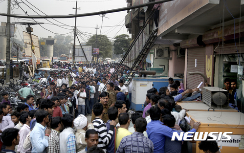 【뉴델리=AP/뉴시스】인도 뉴델리에서 15일 수많은 사람들이 은행 앞에 줄을 서서 구화폐를 바꾸기 위해 기다리고 있다. 인도에서는 정부가 현행 500루피와 1000루피 폐기를 발표한 이후 혼란이 악화하고 있다. 2016.11.15 