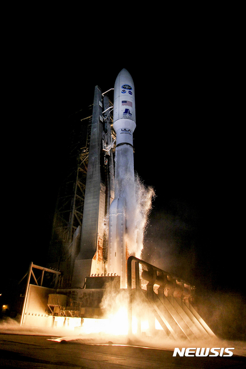 【케이프 캐너베럴=AP/뉴시스】로켓 제작사 유나이티드런치얼라이언스(ULA)가 제공한 사진으로 GOES-R 기상위성을 실은 아틀라스 V 무인 로켓이 미국 플로리다 케이프 캐너베럴 공군기지에서 발사되고 있다. GOES-R은 미국이 지금까지 제작한 기상위성 중 최고의 성능을 가진 기상위성으로 인명구조의 혁명을 위한 110억 달러(12조9470억원)짜리 프로젝트의 일환이다. 2016.11.20