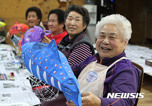 【화천=뉴시스】한윤식 기자 = 22일 강원 화천군이 산천어축제 준비에 한창인 가운데 읍내 공방에서 어르신들이 산천어등 만들기에 분주하다. 축제 시즌의 서막을 알리는 선등거리 점등식은 내달 24일 크리스마스 이브에 열린다. 2016.11.22.  ysh@newsis.com