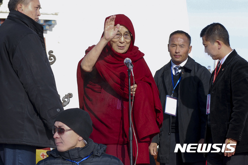 【울란바토르=AP/뉴시스】티베트 불교지도자 달라이라마가 19일 몽골 수도 울란바토르의 한 사원에 도착해 인사하고 있다. 2016.11.23 