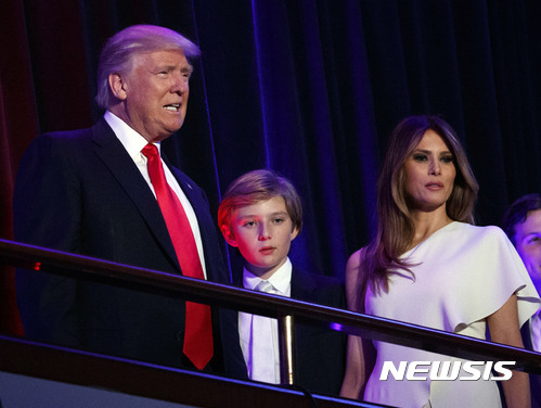【뉴욕=AP/뉴시스】도널드 트럼프 미국 대통령 당선인(왼쪽)이 지난 11월 9일 뉴욕에서 아내 멜라니아, 아들 배런과 함께 대선 승리를 축하하고 있다. 2016.12.7. 