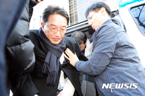 【부산=뉴시스】 하경민 기자 = 현기환 전 청와대 정무수석이 1일 오전 병원에서 강제구인돼 영장실질심사를 받기 위해 부산지법으로 들어가고 있다. 2016.12.01.  yulnetphoto@newsis.com