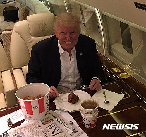 【서울=뉴시스】도널드 트럼프 미국 대통령 당선인이 공화당 대선 후보 시절이던 지난 8월 1일(현지시간) 전용기에서 KFC 치킨을 먹는 사진을 트위터에 공개했다. 그는 평상시 패스트 푸드를 즐긴다고 알려졌다. 2016.12.1. 