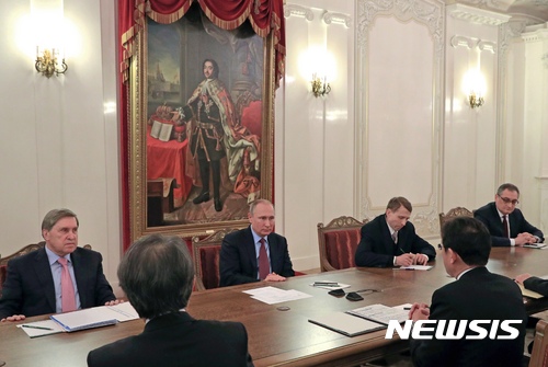 【상트페테르부르크=AP/뉴시스】블라디미르 푸틴 러시아 대통령(윗줄 가운데)이 2일(현지시간) 러시아 상트페테르부르크에서 기시다 후미오 일본 외무상(아랫줄 오른쪽)과 만나고 있다. 푸틴 대통령은 오는 15일 일본 방문을 앞두고 있는 가운데 기시다 외무상이 푸틴 대통령에게 아베 신조 총리의 친서를 전달했다. 2016.12.03. 