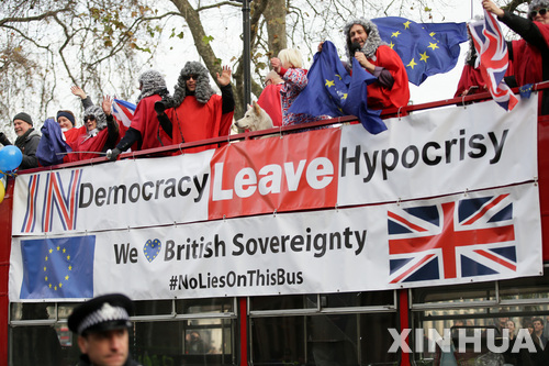 【런던=신화/뉴시스】영국의 유럽연합 탈퇴를 반대하는 사람들이 5일(현지시간) 런던 대법원 앞에서 시위를 벌이고 있다. 대법원은 이날 유럽연합 탈퇴 협상 개시의 권한이 누구에게 있는지에 관한 심리를 시작했다. 2016.12.06  