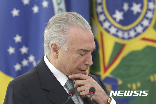 【브라질리아=AP/뉴시스】 브라질의 미셰우 테메르 대통령이 7일 (현지시간) 브라질리아의 플라날토 대통령궁에서 열린 한 행사에 참석하고 있다. 이 날 테메르는 경제불황 타개책을 발표하면서 