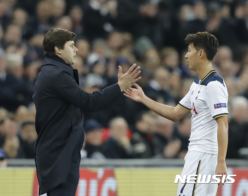 Tottenham's Son Heung-min, right, is congratulated by his manager Mauricio Pochettino as he is substituted during the Champions League group E soccer match between Tottenham Hotspur and CSKA Moscow at Wembley stadium in London, Wednesday, Dec. 7, 2016. (AP Photo/Frank Augstein)
