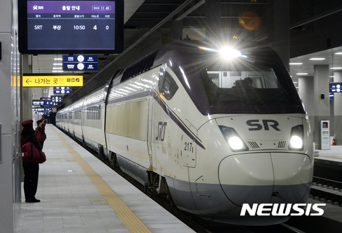 【서울=뉴시스】최진석 기자 = 수서발 고속철도(SRT)가 첫 운행을 시작한 지난 2016년 12월9일 서울 강남구 SRT수서역으로 SRT열차가 들어오고 있다. 2016.12.09. myjs@newsis.com