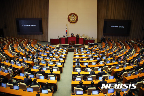 【서울=뉴시스】박진희 기자 = 정세균 국회의장이 9일 오후 국회에서 열린 본회의에서 '대통령(박근혜) 탄핵소추안' 통과를 선포하고 있다. 2016.12.09. photo@newsis.com