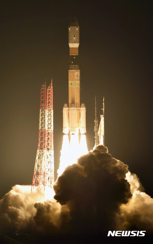 【다네가시마(가고시마)=AP/뉴시스】일본이 국제우주정거장(ISS)에 물자를 수송하는 무인보급선 '고노토리'를 탑재한 H2B 로켓을 가고시마현 다네가시마(種子島) 우주센터에서 발사하고 있다.