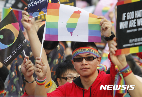 【타이베이=AP/뉴시스】동성애자와 성전환자 등 성적 소수자들을 지지하는 사람들과 인권운동가들이 지난 2016년 12월10일 타이베이(臺北)에서 대만 지도가 그려진 무지개 깃발을 들고 시위를 벌이고 있다. 대만 최고법원은 24일 동성결혼 금지법 조항을 위헌으로 판결했다. 2017.5.24
