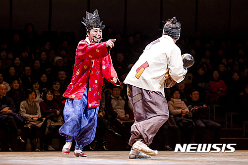 【서울=뉴시스】8일 장충동 국립극장 해오름에서 개막한 신작 마당놀이 '놀보가 온다'는 풍자와 해학의 미학을 통한 카타르시스를 선사했다.(사진=국립극장)  