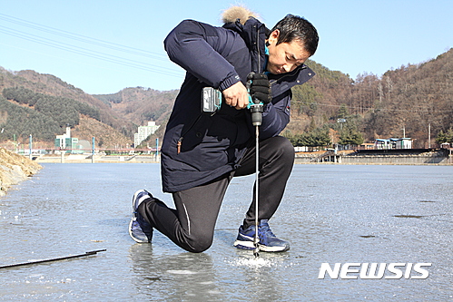 【화천=뉴시스】한윤식 기자 = 최근 기온이 영하권으로 뚝 떨어지면서 11일 강원 화천산천어축제 얼음낚시터 10여 ㎝두께의 얼음이 얼어 축제 준비에 활기를 띄고 있다.2016.12.11.  ysh@newsis.com  