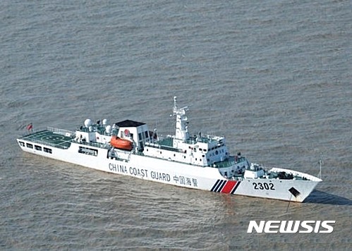【서울=뉴시스】중국 해경선 하이징 2302가 동중국해 센카쿠 열도 주변 일본 영해 안을 항행하고 있다. 