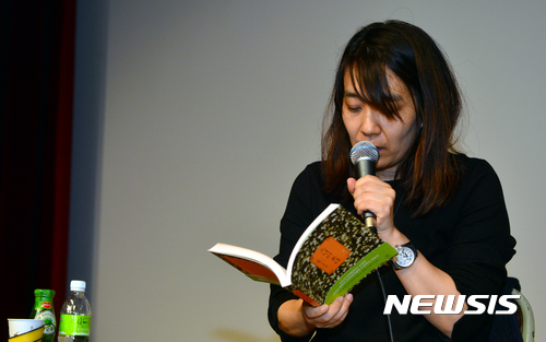 [광주=뉴시스] 한강 작가가 작품 '소년이 온다'를 낭독하고 있다. (사진=뉴시스 DB). photo@newsis.com