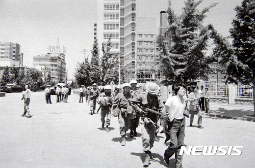 【광주=뉴시스】신대희 기자 = 사진은 1980년 5·18 당시 광주 동구 금남로 전일빌딩에서 시민들이 계엄군에 끌려가는 모습 (사진 = 5·18 기념재단 제공 사진 촬영)  photo@newsis.com