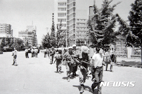 【광주=뉴시스】신대희 기자 = 사진은 1980년 5·18 당시 광주 동구 금남로 전일빌딩에서 시민들이 계엄군에 끌려가는 모습 (사진 = 5·18 기념재단 제공 사진 촬영) photo@newsis.com