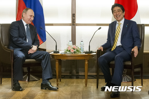 【나가토=AP/뉴시스】아베 신조 일본 총리와 블라디미르 푸틴 러시아 대통령이 15일 야마구치현 나가토 온천여관에서 정상회담을 갖고 있다. 2016.12.16  