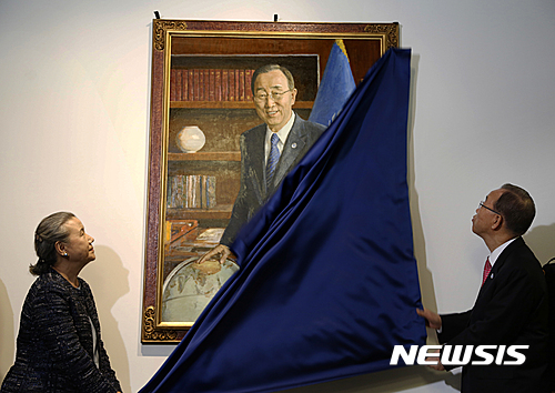 【 유엔본부=AP/뉴시스】 오는 31일로 임기가 끝나는 반기문 유엔 사무총장이 14일(현지시간) 유엔 본부에서 부인 유순택 여사와 자신의 초상화를 공개하고 있다.