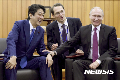 【도쿄=AP/뉴시스】일본을 방문 중인 블라디미르 푸틴 러시아 대통령(오른쪽)이 16일 아베 신조(安倍晋三) 일본 총리와 함께 도쿄의 유도 성지인 고도칸(講道館)을 방문했다. 푸틴 대통령은 국제유도연맹(IJF)이 인정한 8단자로 유도 애호가다. 2016.12.17.