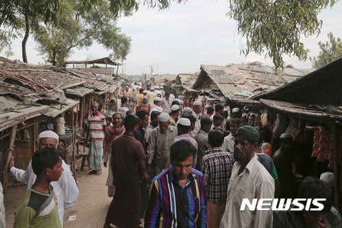 【테크나프=AP/뉴시스】방글라데시 수도 다카로부터 남쪽으로 약 296km 떨어진 테크나프에서 지난 2일 미얀마 정부군의 탄압을 피해 넘어온 소수족 로힝야 난민들이 임시거처를 마련해 지내고 있다. 2016.12.19 