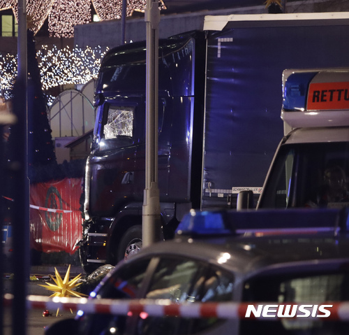 【 베를린=AP/뉴시스】독일 베를린크리스마스 시장에서 19일(현지시간) 트럭테러가 일어나 다수의 사상자가 발생했다. 사진은 테러 도구로 이용된 대형 트럭이 주변 시설물들을 들이받고 멈춰 서 있는 모습.  2016.12.20