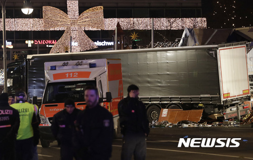 【 베를린=AP/뉴시스】독일 베를린크리스마스 시장에서 19일(현지시간) 트럭테러가 일어나 다수의 사상자가 발생했다. 사진은 테러 도구로 이용된 대형 트럭이 주변 시설물들을 들이받고 멈춰 서 있는 모습. 2016.12.20 