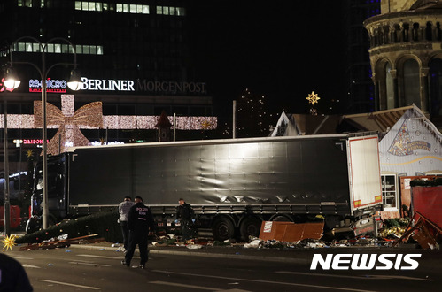【베를린=AP/뉴시스】독일 경찰이 19일(현지시간) 베를린 크리스마스 시장에서 트럭이 돌진한 사건 현장을 지키고 있다. 트럭이 성탄절 시장에 돌진해 다수의 사상자가 발생했다, 2016.12.20 