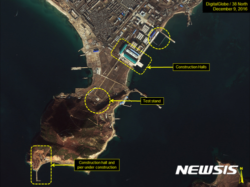 【서울=뉴시스】미국 북한전문 웹사이트 38노스가 북한이 탄도미사일 탑재가 가능한 신포급 잠수함이 해상 기동훈련에 나선 정황이 포착됐으며 더 큰 잠수함 제작을 위한 것으로 보이는 건설작업도 꾸준하게 진행되고 있다고 19일(현지시간) 밝혔다. 2016.12.20. (사진=38노스 홈페이지)    photo@newsis.com